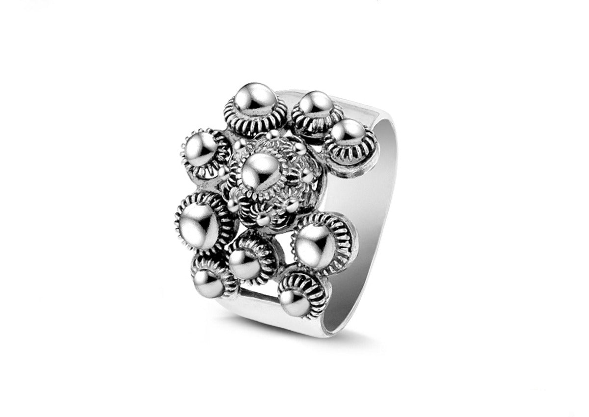 Anillo de botón de Zeeland con diseño fantasía en plata, adornado con esferas y detalles en relieve.