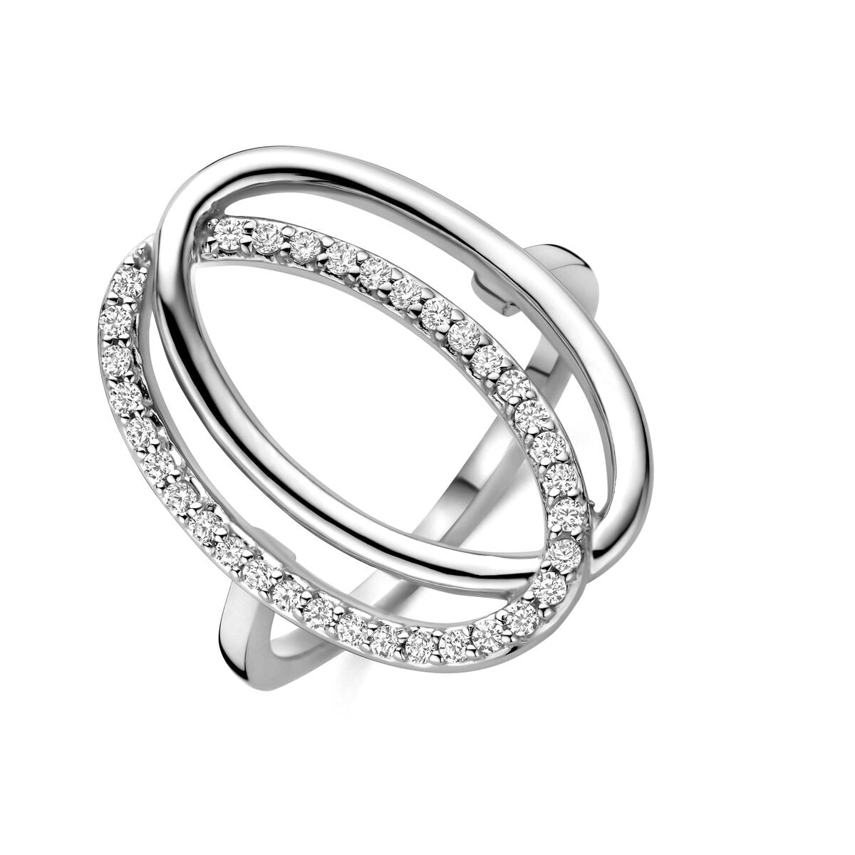 Anillo de plata con circonitas en engaste de entorno, con diseño entrelazado.