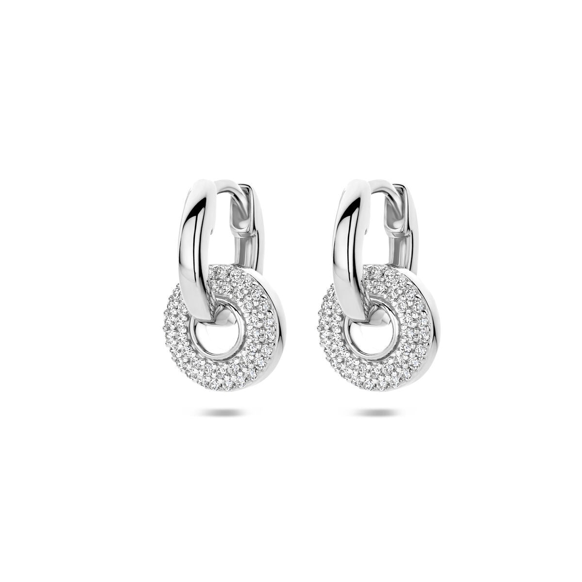 Aros de plata con zirconias, acabados en rodio, con diseño circular y detalles brillantes.