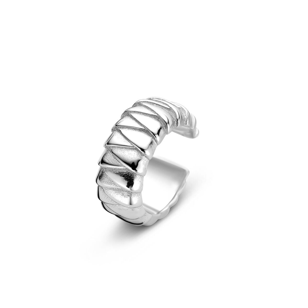 Ear cuff de plata rodiada en plata 925 con diseño texturizado y forma ovalada.