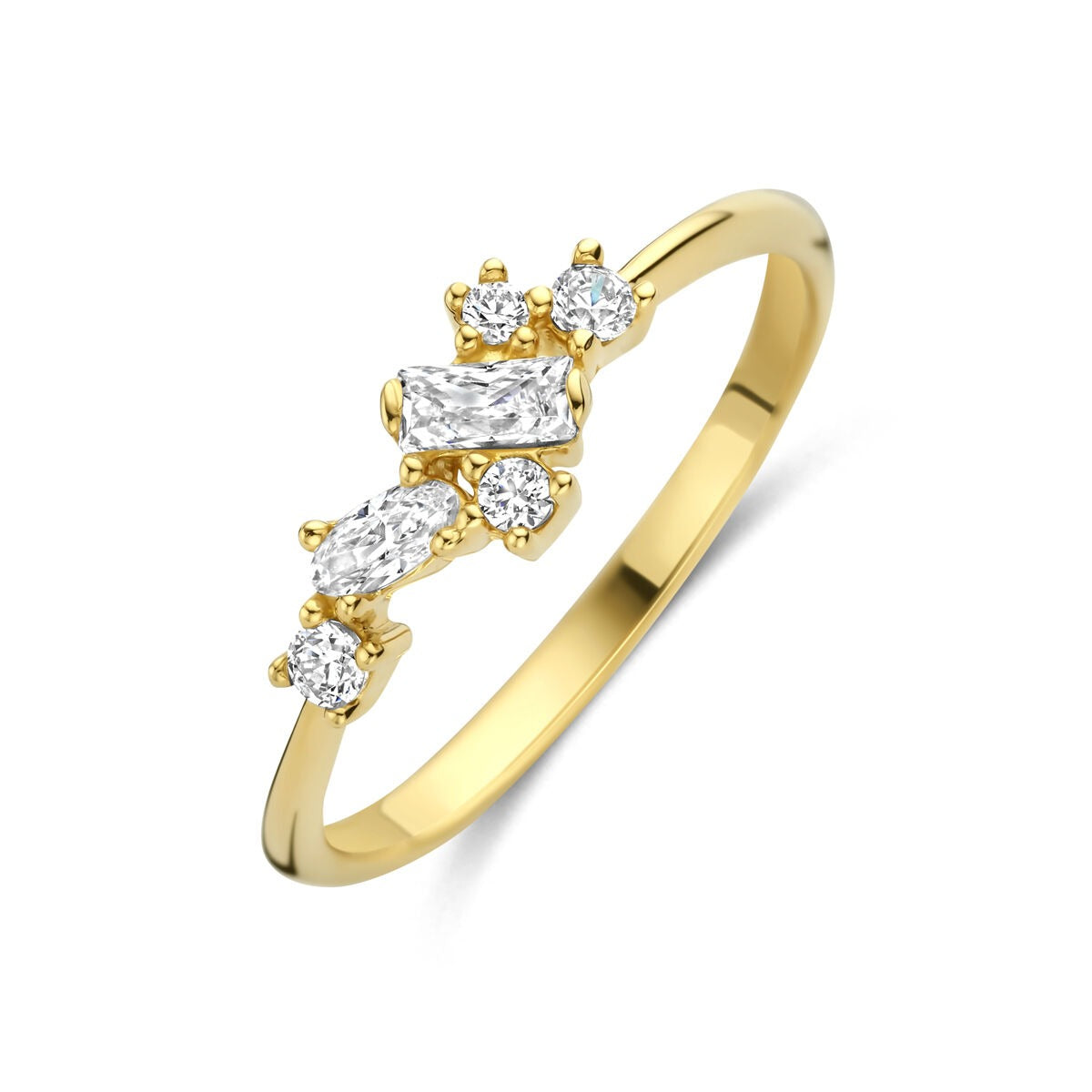 Anillo de oro amarillo de 14k con circonitas en engaste de entorno.