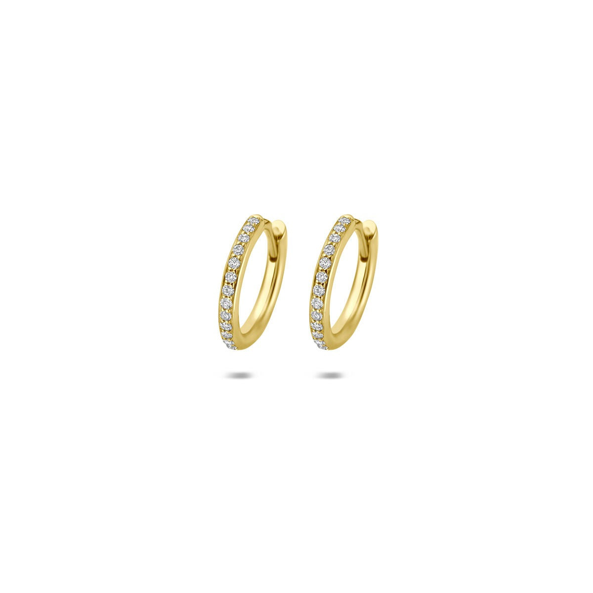 Aros de oro amarillo de 14k con diamantes en un diseño delicado y brillante.