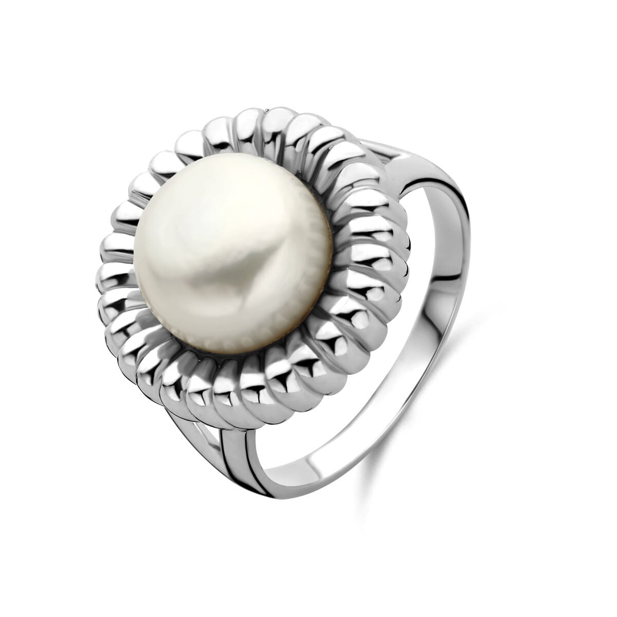 Anillo de plata rodiada con una perla en el centro y diseño de filigrana alrededor.