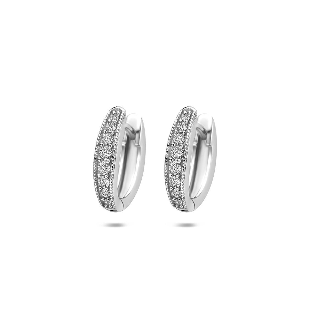 Pendientes de aro de plata 925 rodiada con circonitas brillantes en la parte frontal.