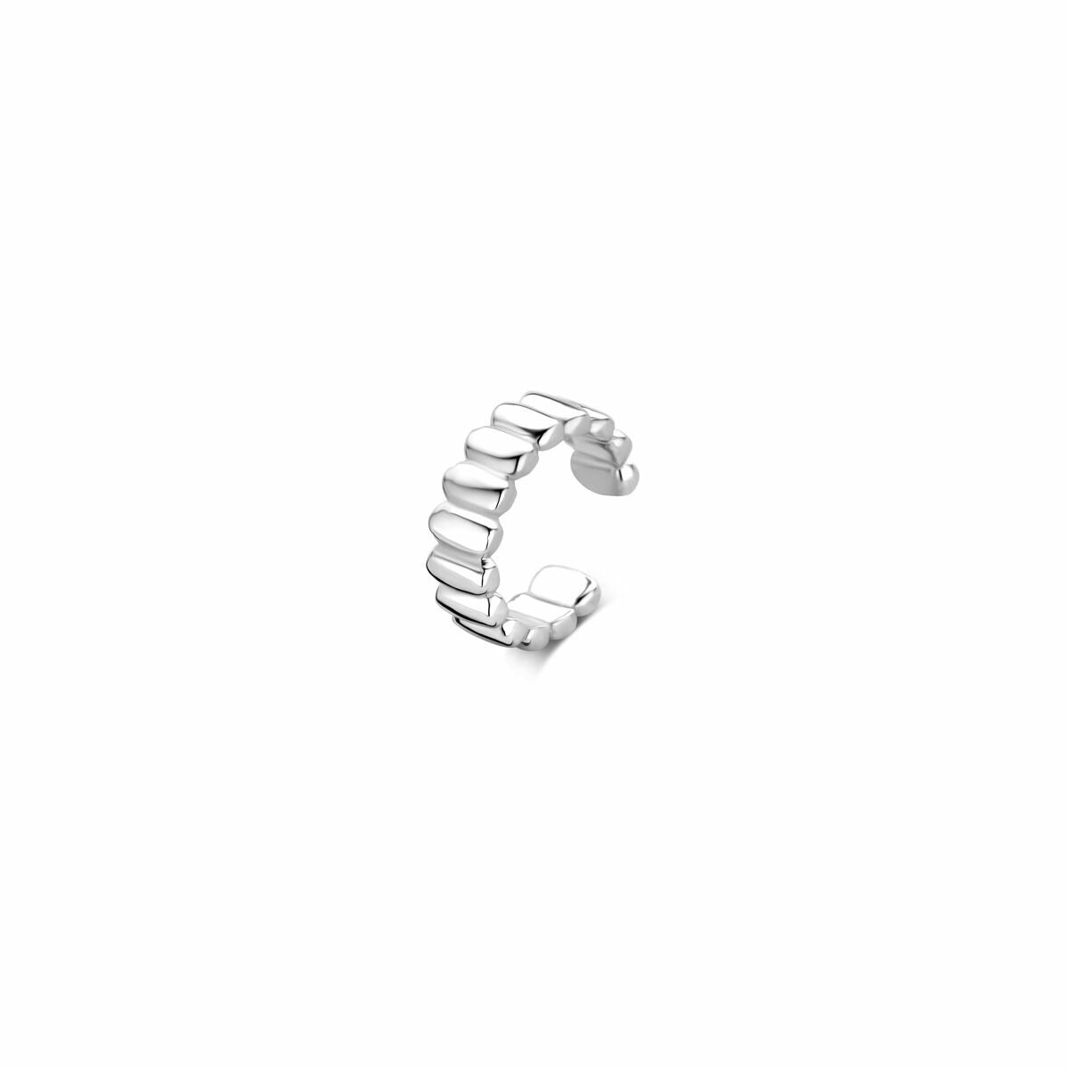 Ear cuff de plata 925 rodiada con diseño de eslabones en forma ovalada.