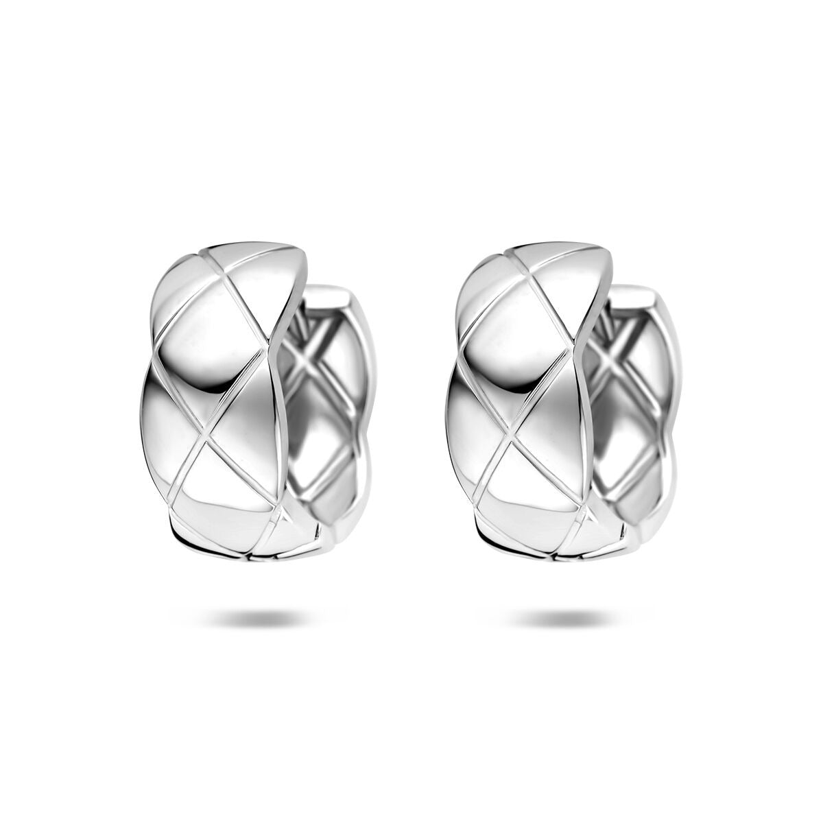 Pendientes de aro de plata 925 con un diseño entrelazado y acabado pulido.