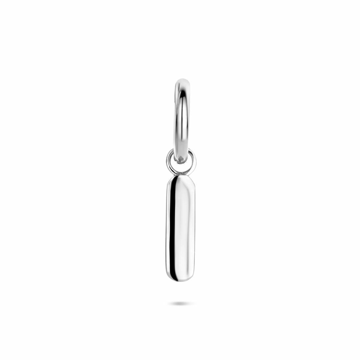 Aro rectangular de plata rodiada con un acabado brillante y pulido.