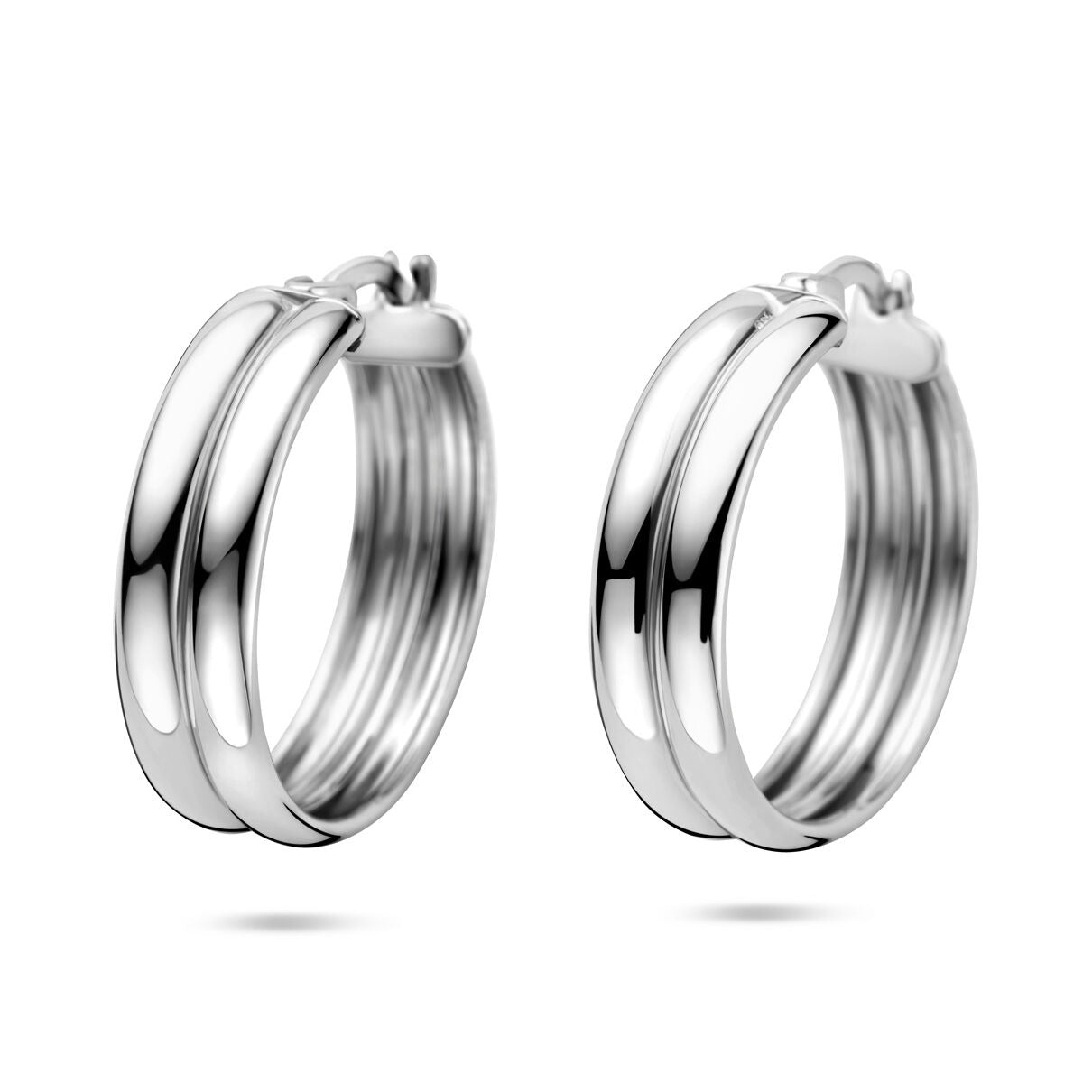 Pendientes de aro de plata rodiada, 23x6 mm, con un diseño elegante y pulido.