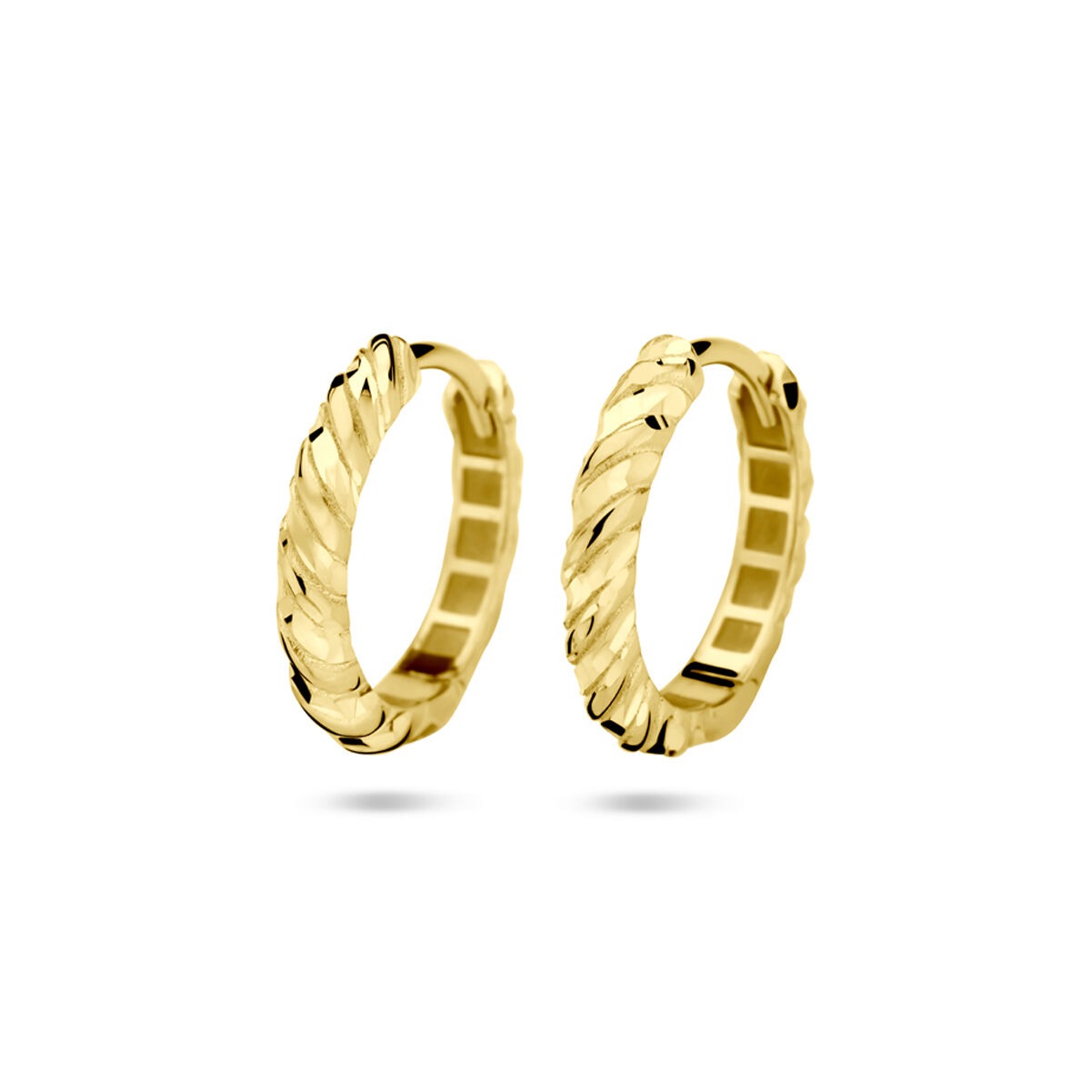 Aros de oro amarillo de 14k con diseño trenzado.