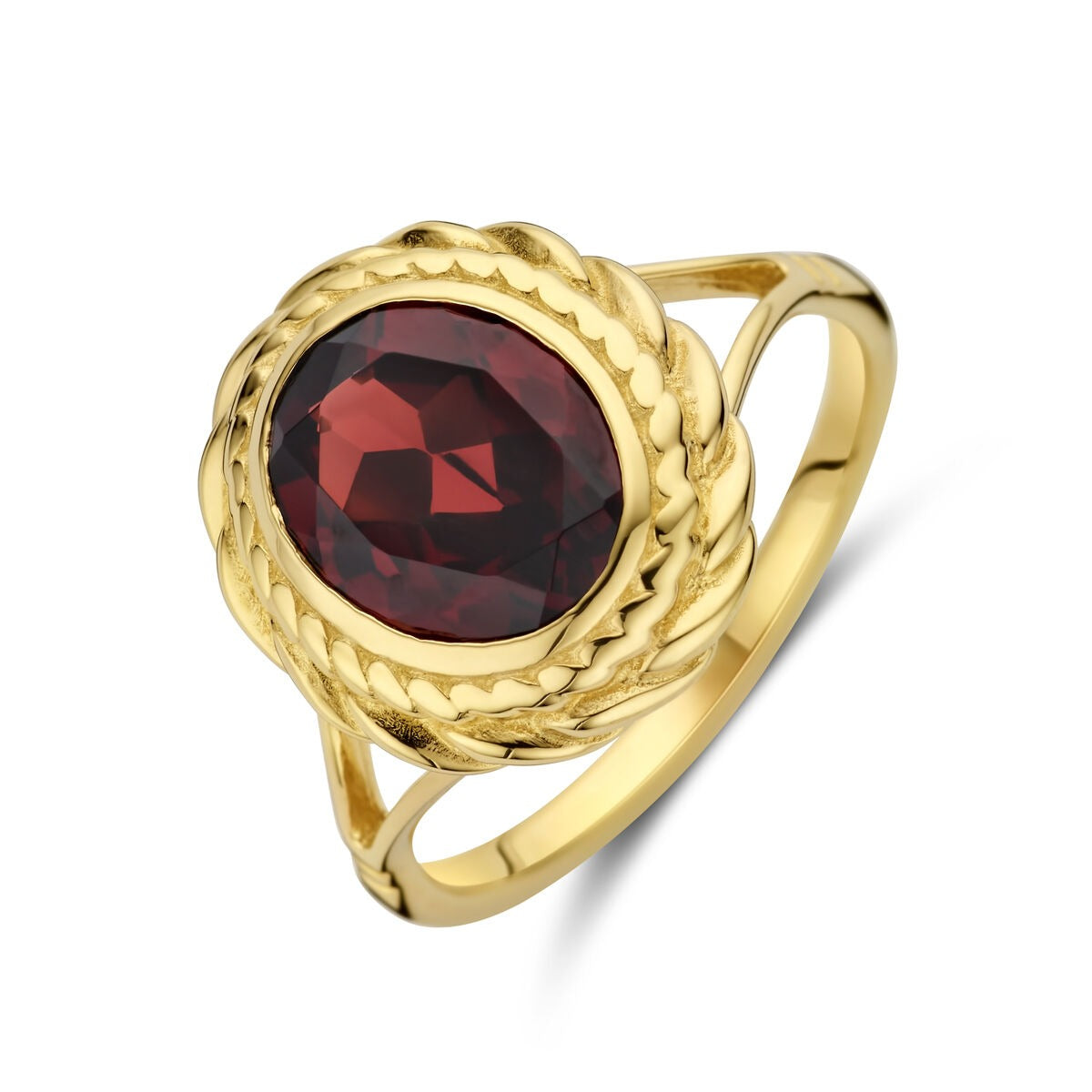 Anillo de oro de 14k con granate en forma ovalada y detalle trenzado.