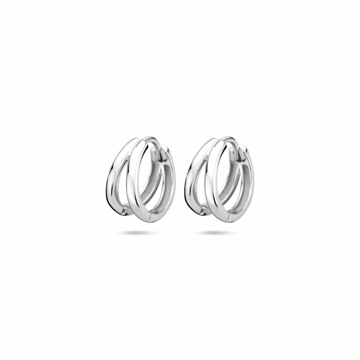 Pendientes de aro de plata, con acabado rodiado, en diseño entrelazado.