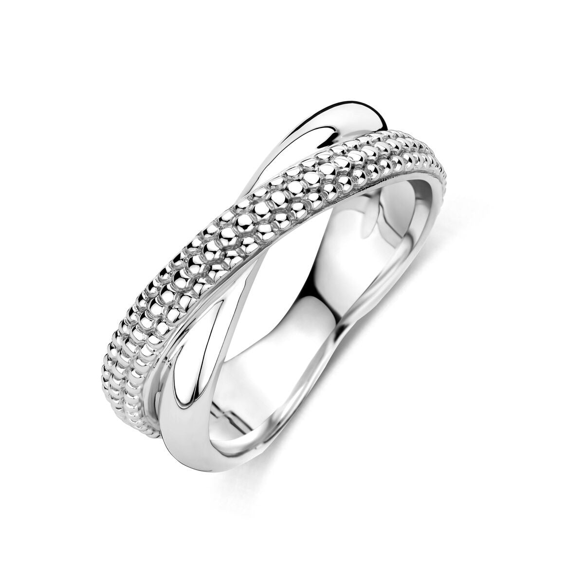 Anillo de dama en plata de ley 925, con acabado rodiado, de 6,5 mm de ancho y diseño entrelazado.