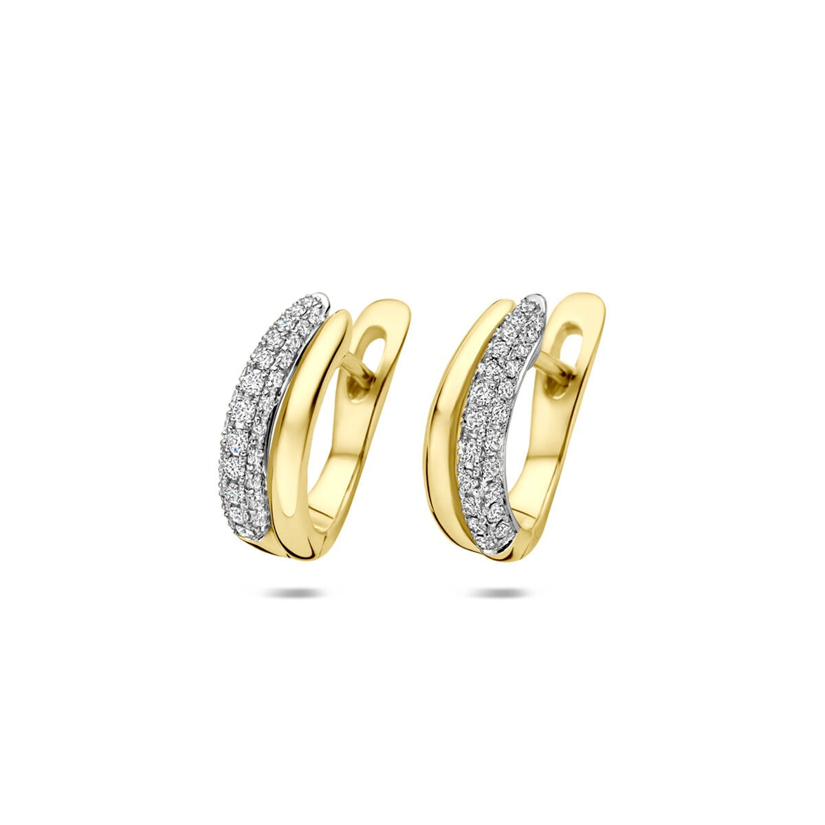 Aros bicolor de oro de 14k con diamantes, con un diseño curvado y brillante.
