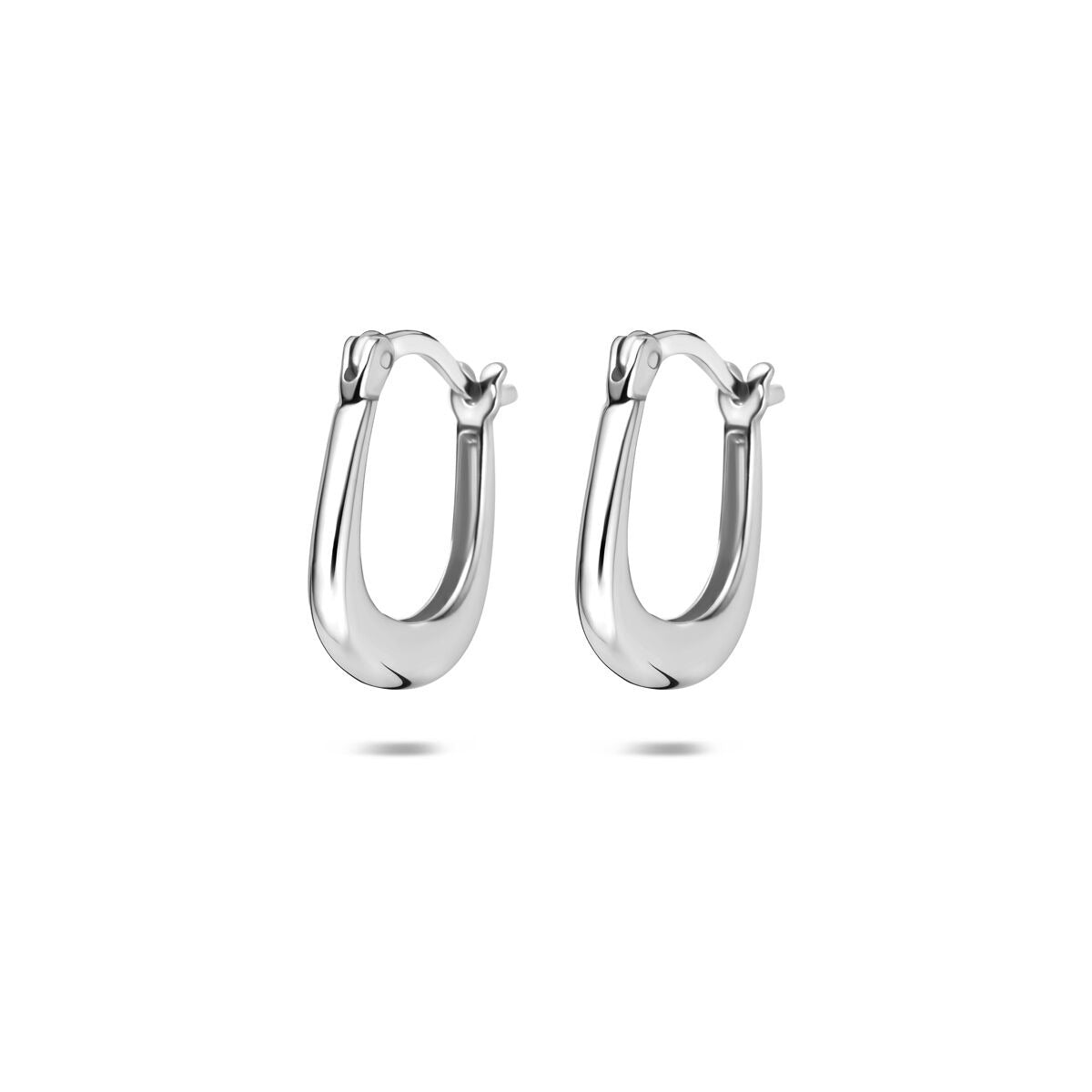 Pendientes de aro de plata 925 con acabado en rodio, de forma ovalada y pulida.