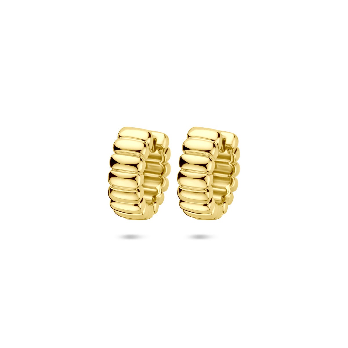 Pendientes de aro de plata dorada con un diseño ondulado y acabado brillante.