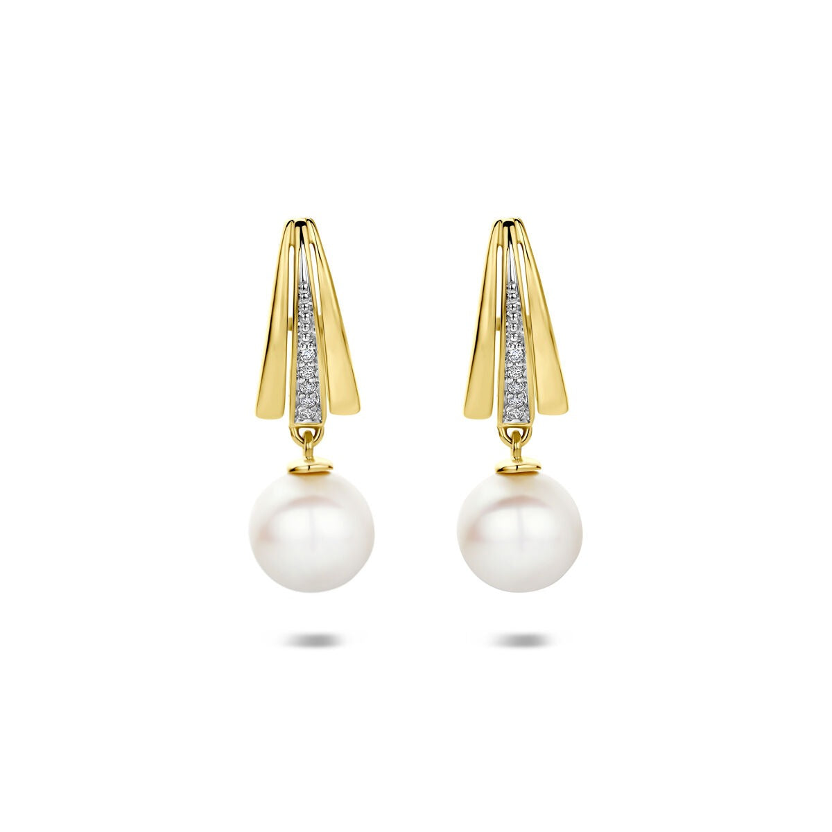 Pendientes de aro de oro amarillo de 14k con perla y diamantes.