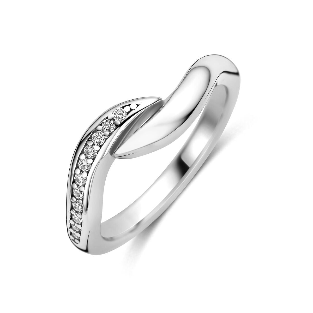 Anillo de plata 925 rodiada con zirconitas en un diseño curvado.