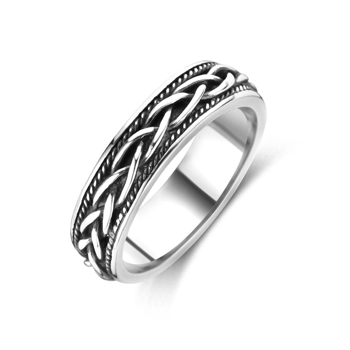 Anillo de plata oxidada con diseño trenzado, acabado mate y detalles en relieve.
