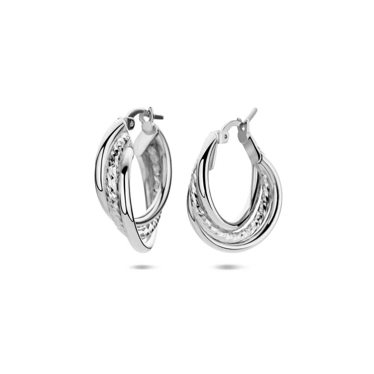 Aros de plata rodiada con diseño ondulado, miden 23,5 x 6 mm.