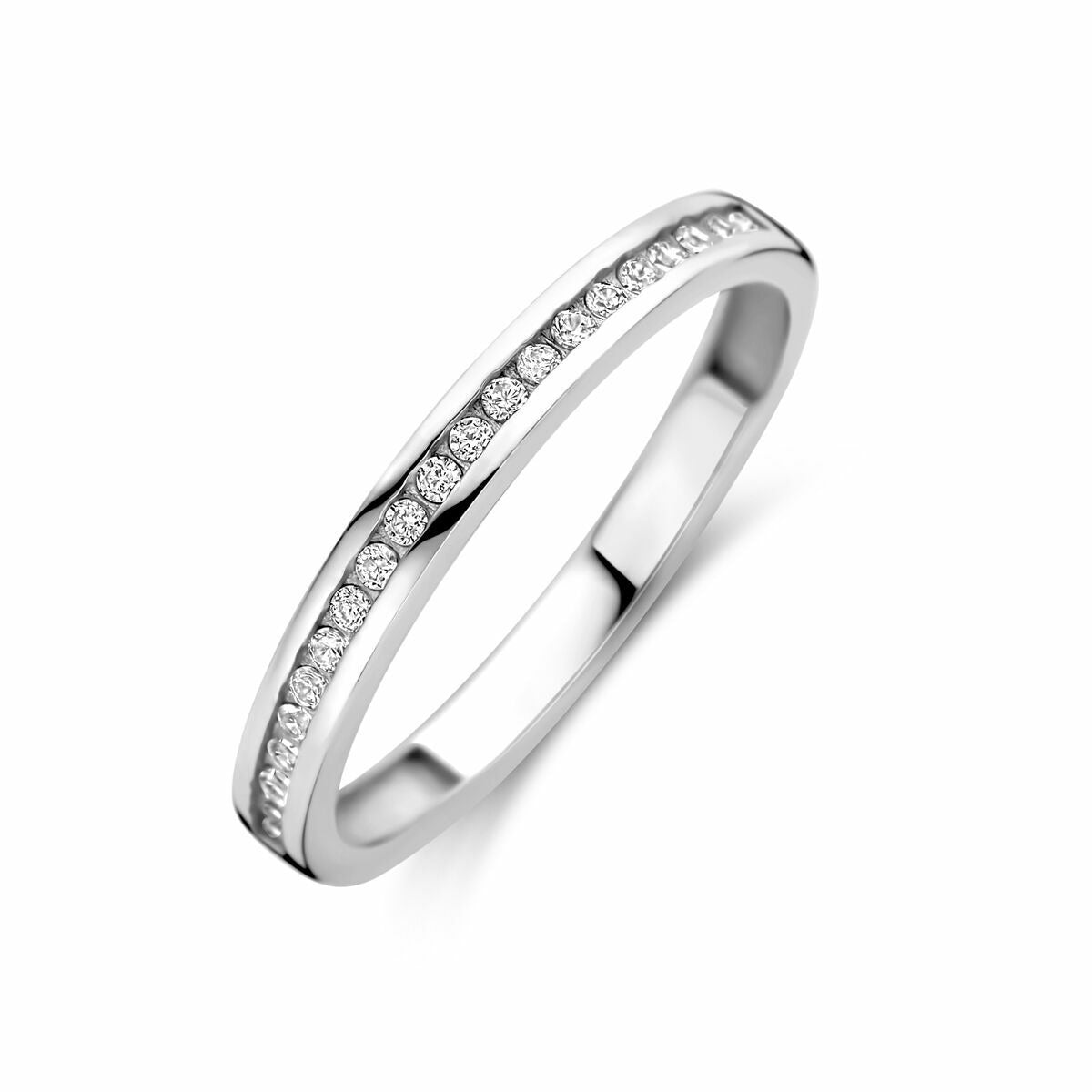 Zilveren ring van gerhodineerd 925 zilver met een rij zirkonia-steentjes aan de bovenkant.