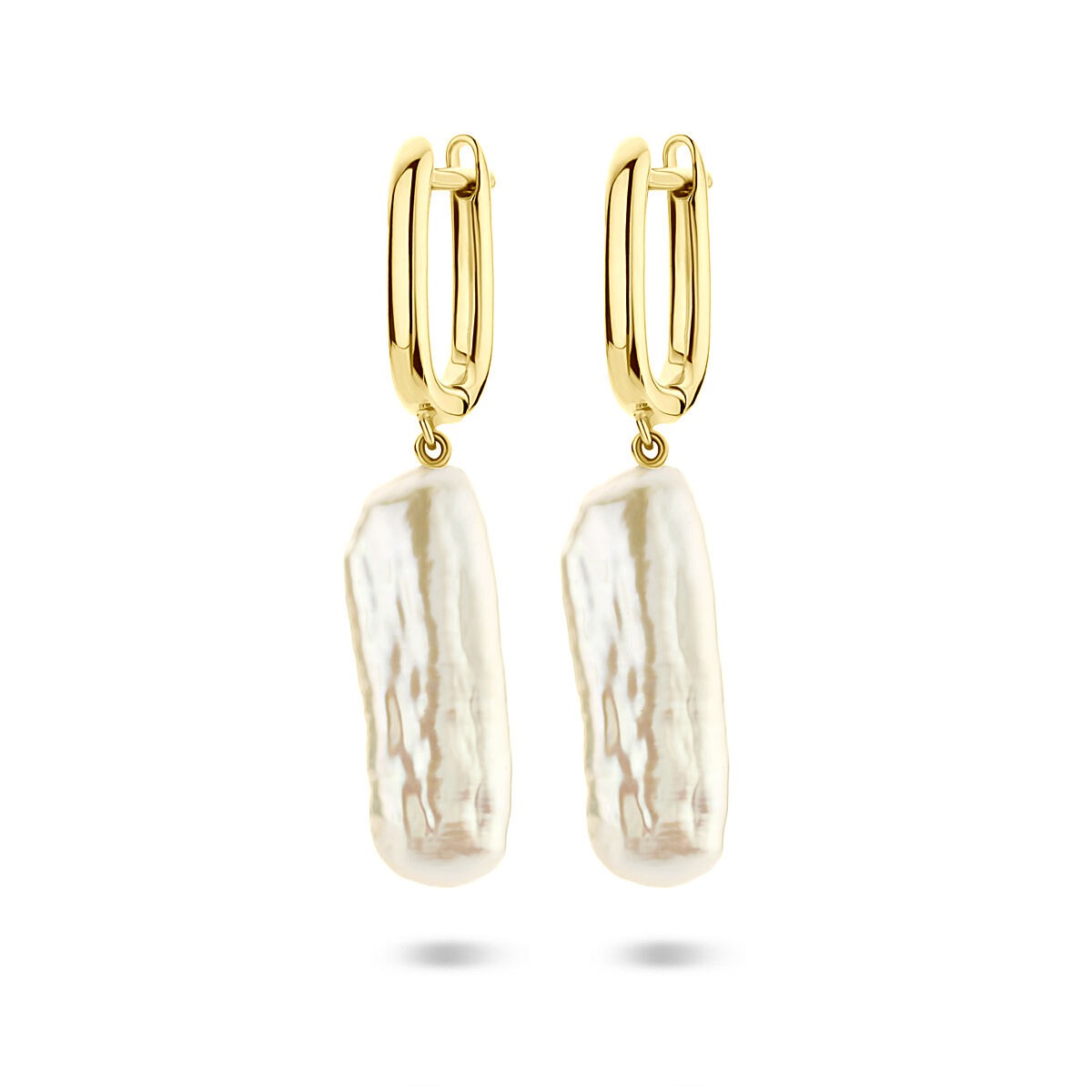 Pendientes de aro dorados con perla.