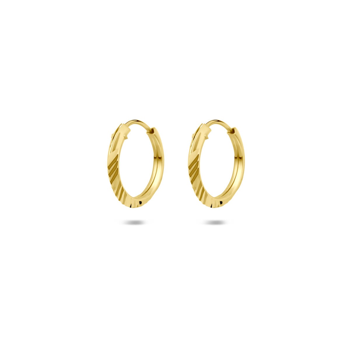 Pendientes de aro dorados de 14k con cierre de bisagra y diseño estriado de 1,5 mm.