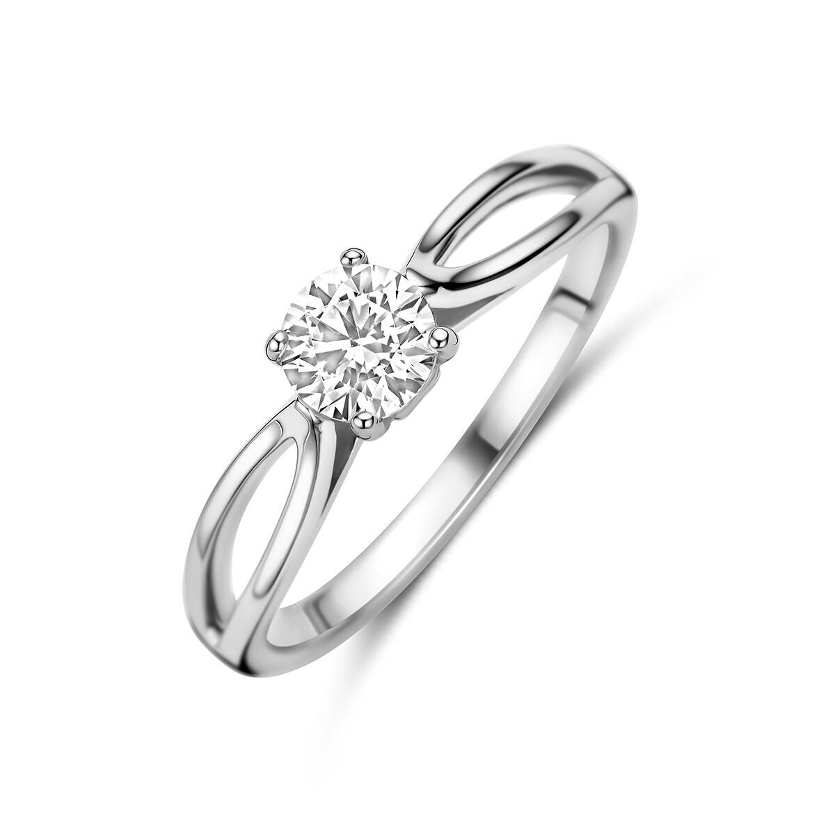 Anillo de plata 925 rodiada con zirconia, diseño elegante y forma ovalada.