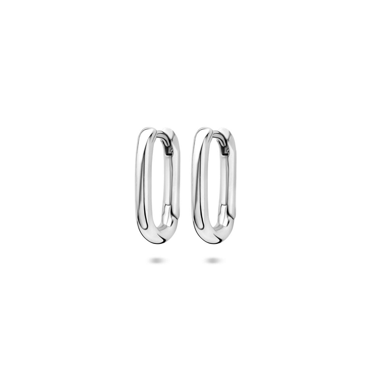 Pendientes de aro de plata rodiada con diseño moderno y acabado brillante.