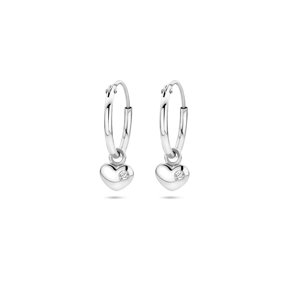 Aros de plata con forma de corazón y circonitas, acabados en rodio.