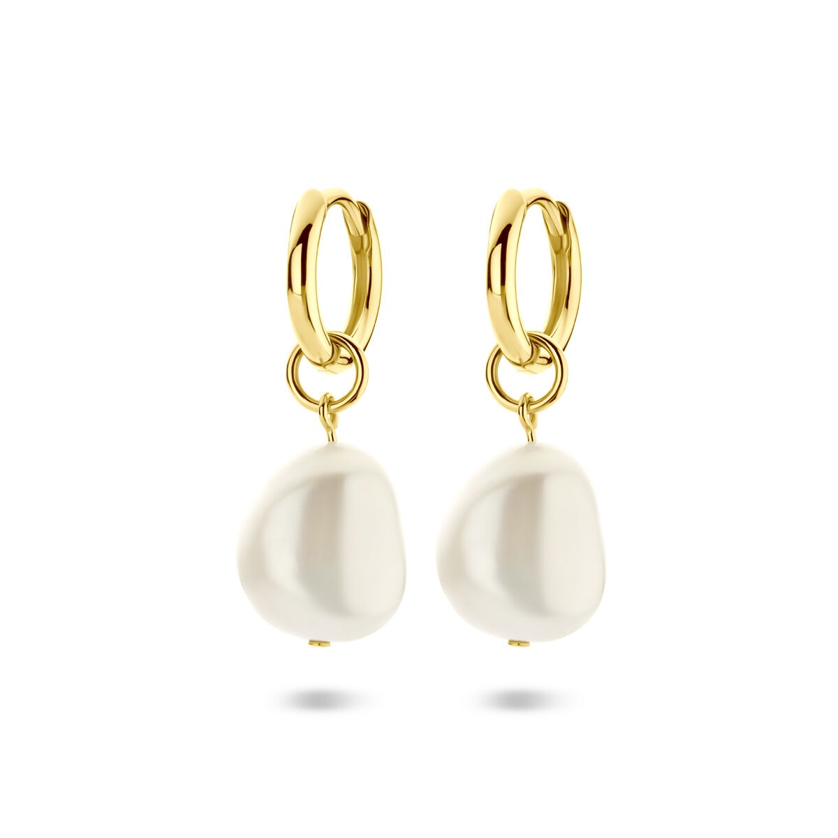 Pendientes de aro dorados con perlas blancas.