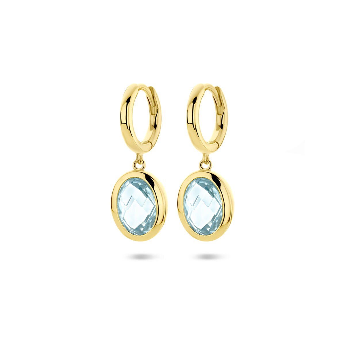 Aros dorados con topacio azul cielo en forma ovalada, de 26 mm de longitud.