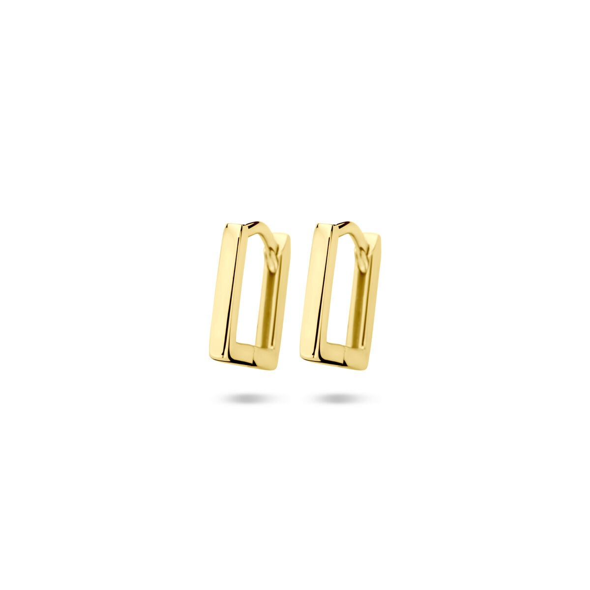 Pendientes de aro dorados con un diseño elegante y moderno para damas.