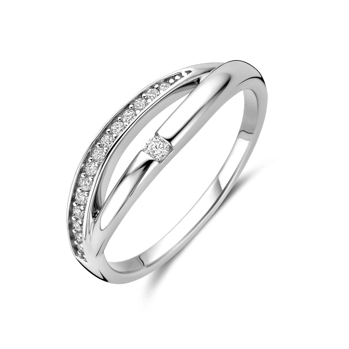 Anillo de dama plateado con diseño de entorno, adornado con circonitas brillantes.