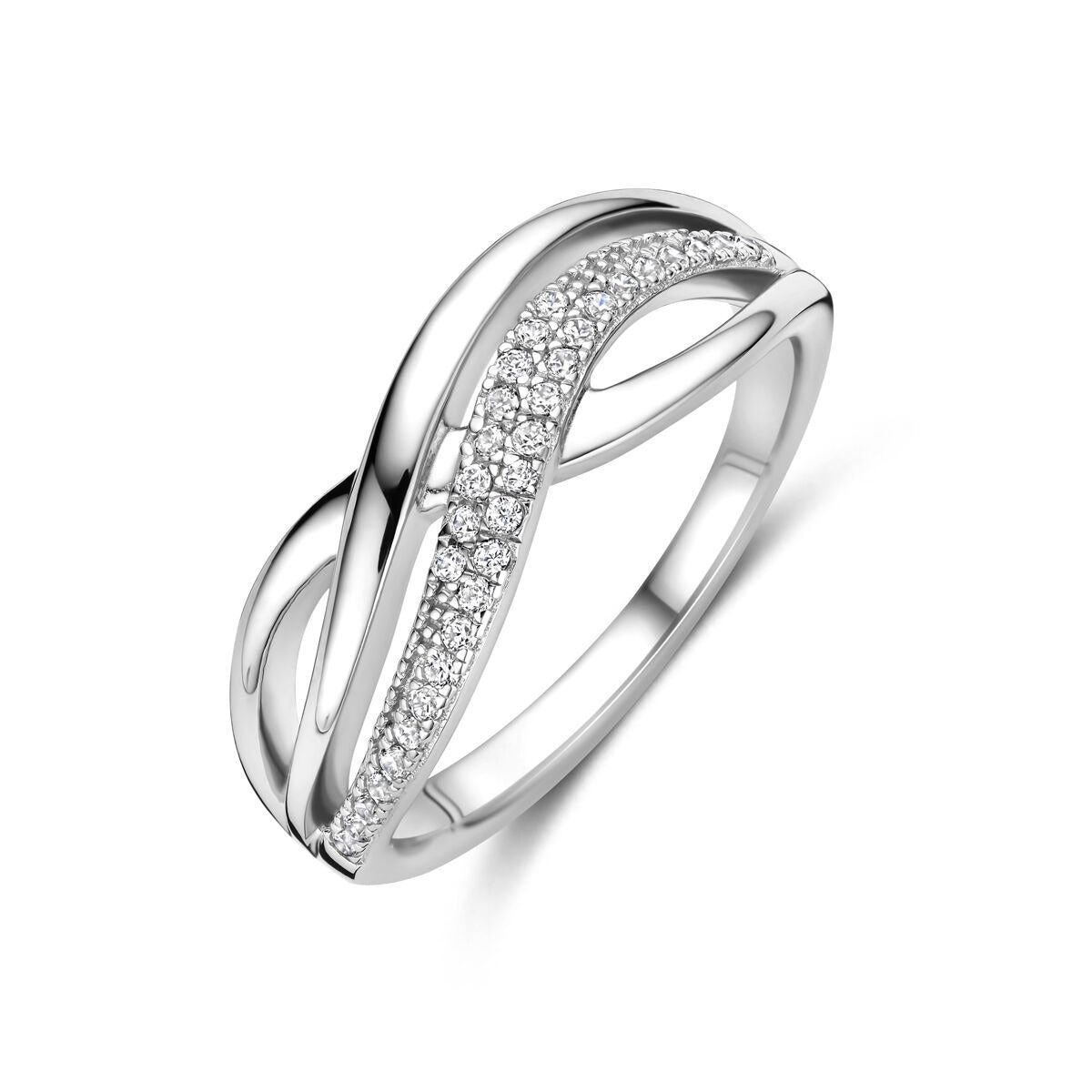 Anillo de plata para dama con zirconias en engaste, de 7 mm de ancho y diseño entrelazado.