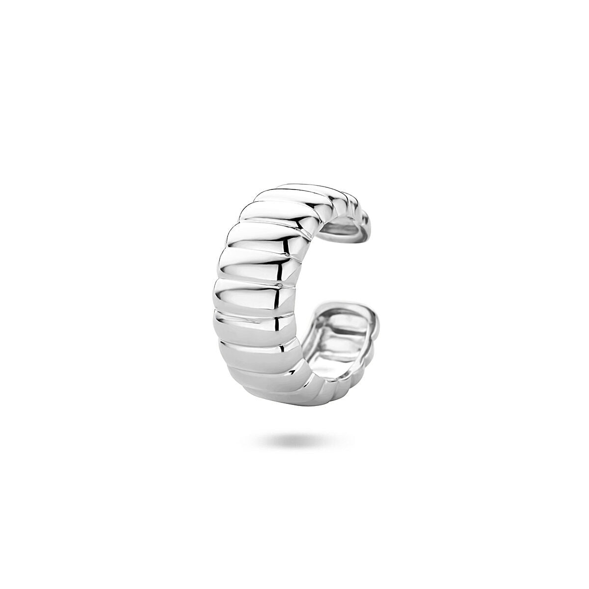 Ear cuff de plata rodiada con diseño ondulado y acabado brillante.