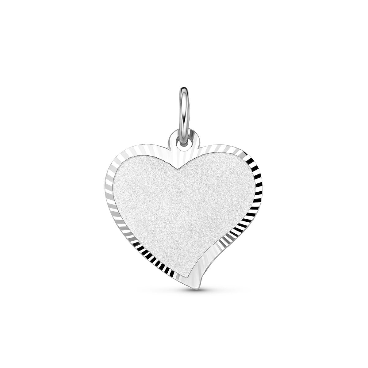 Colgante de corazón de plata rodiada con un diseño grabado y borde estriado.