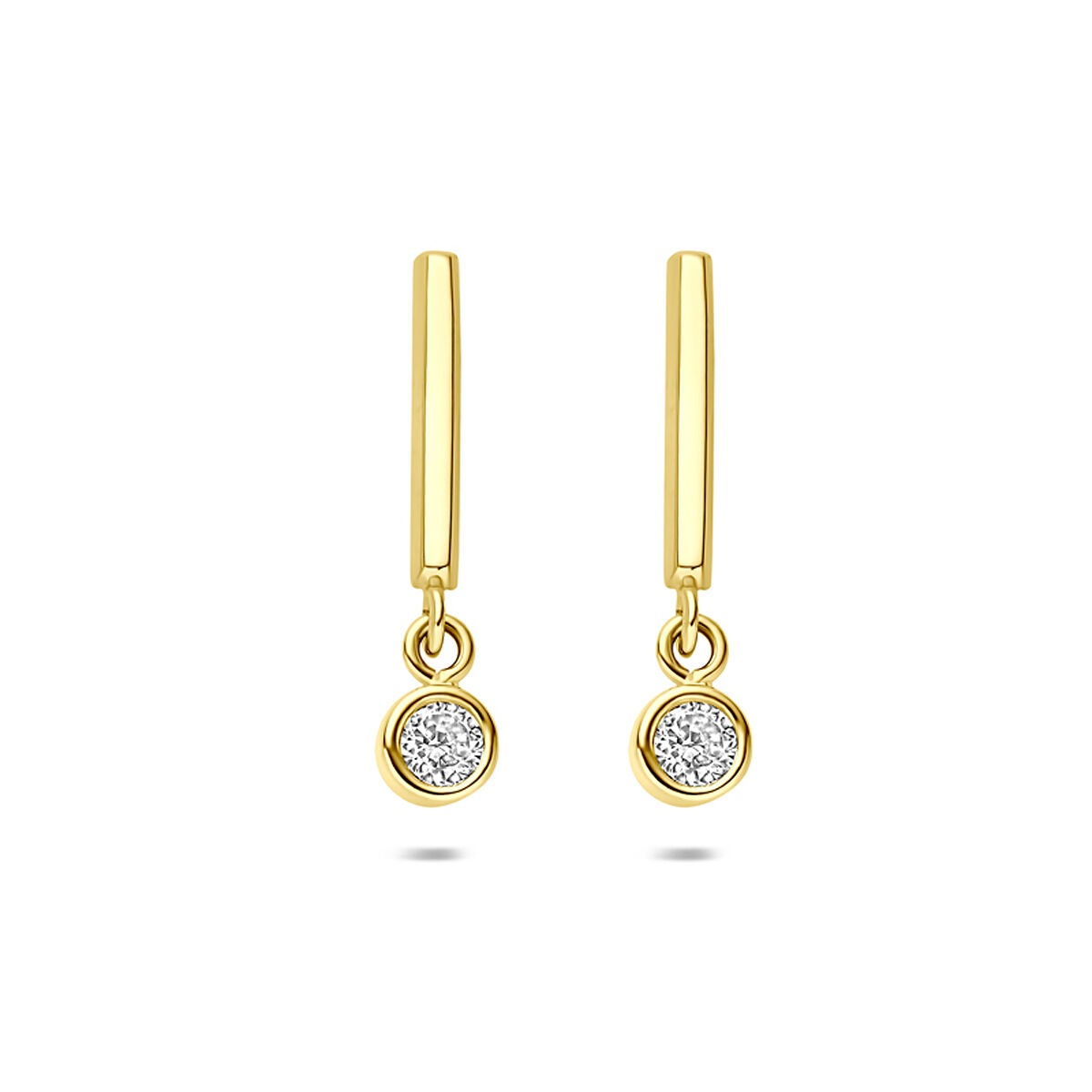 Pendientes de oro amarillo de 14k con zirconia cúbica brillante en un diseño colgante.