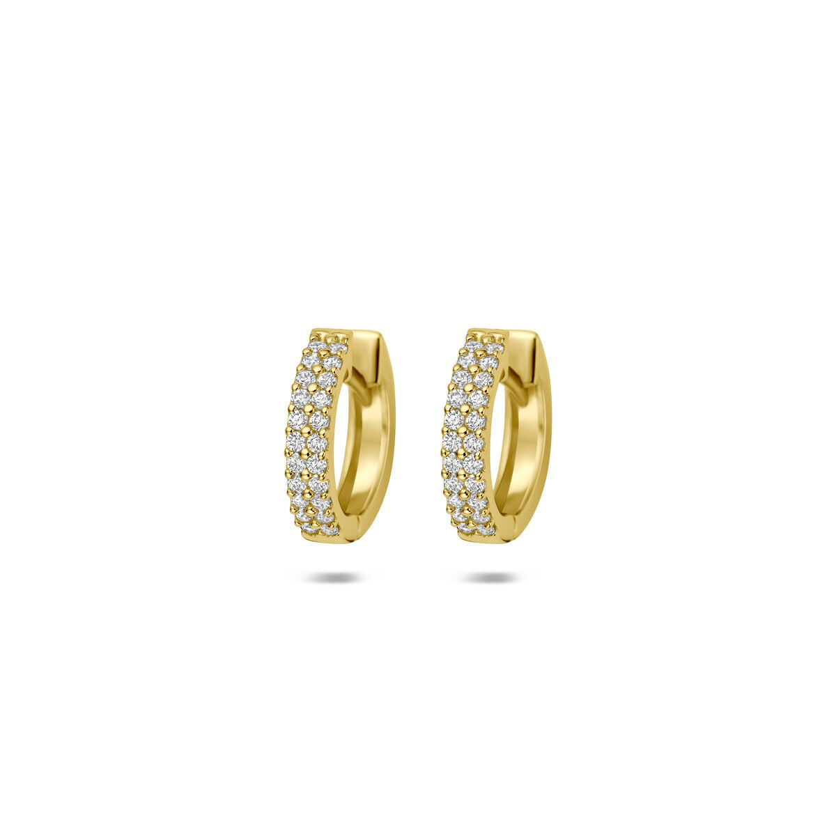 Aros de oro amarillo de 14k con circonitas brillantes en un diseño curvado.