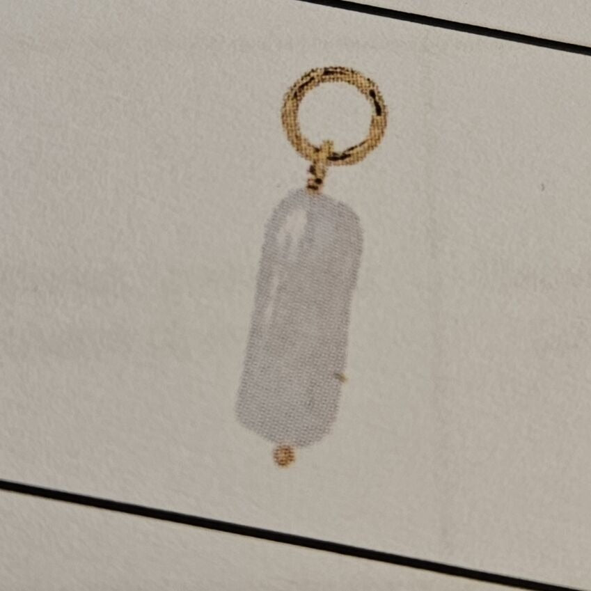 Pendiente largo de plata rodiada con perla, de forma alargada y acabado brillante.
