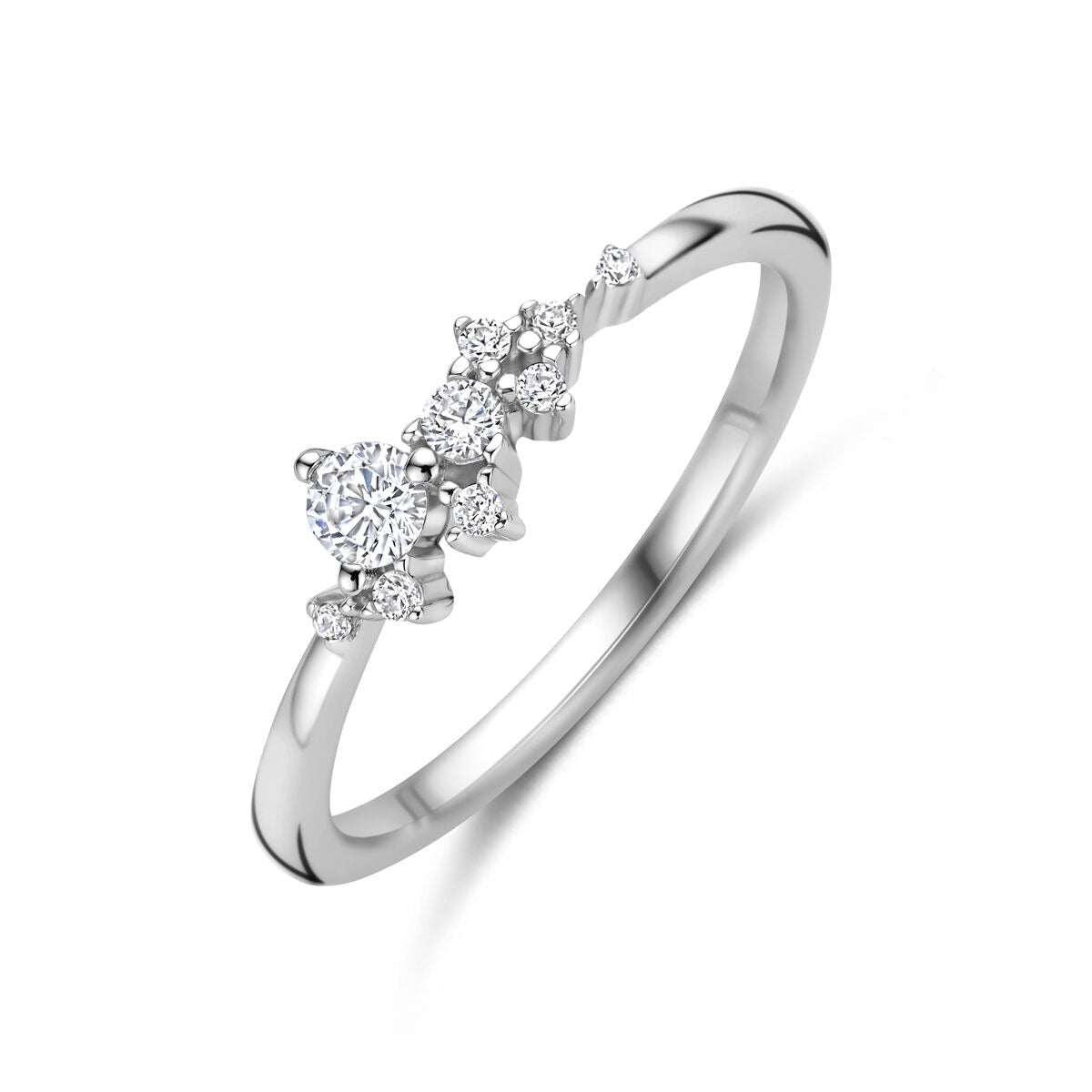 Anillo de plata para dama con circonitas en engaste de entorno, ancho de 5 mm.