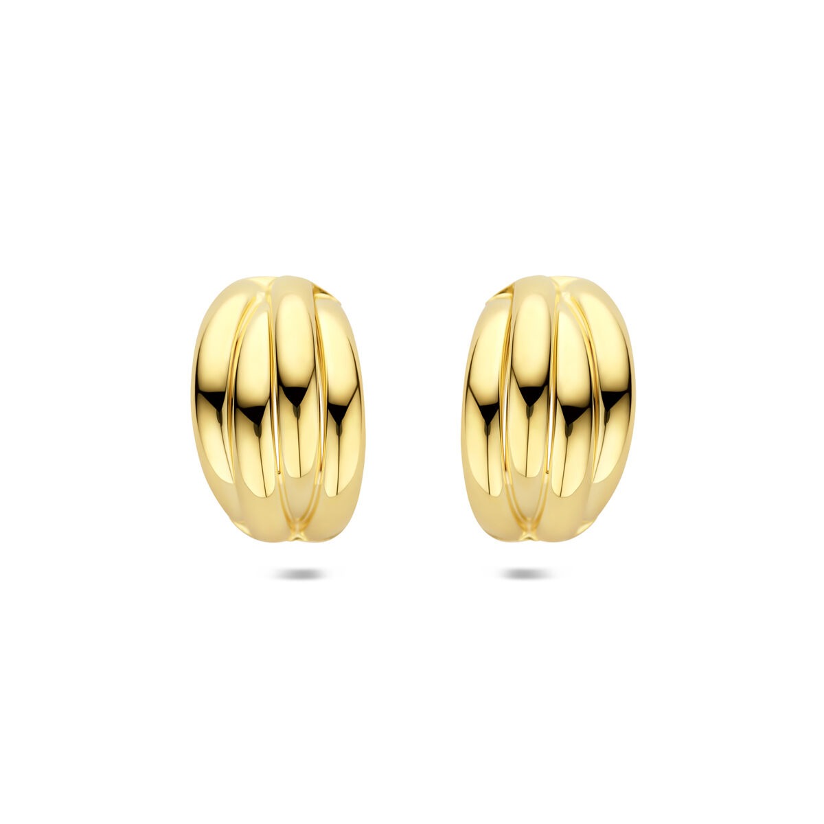 Pendientes de aro dorados con un diseño elegante y pulido, con detalles ondulados.