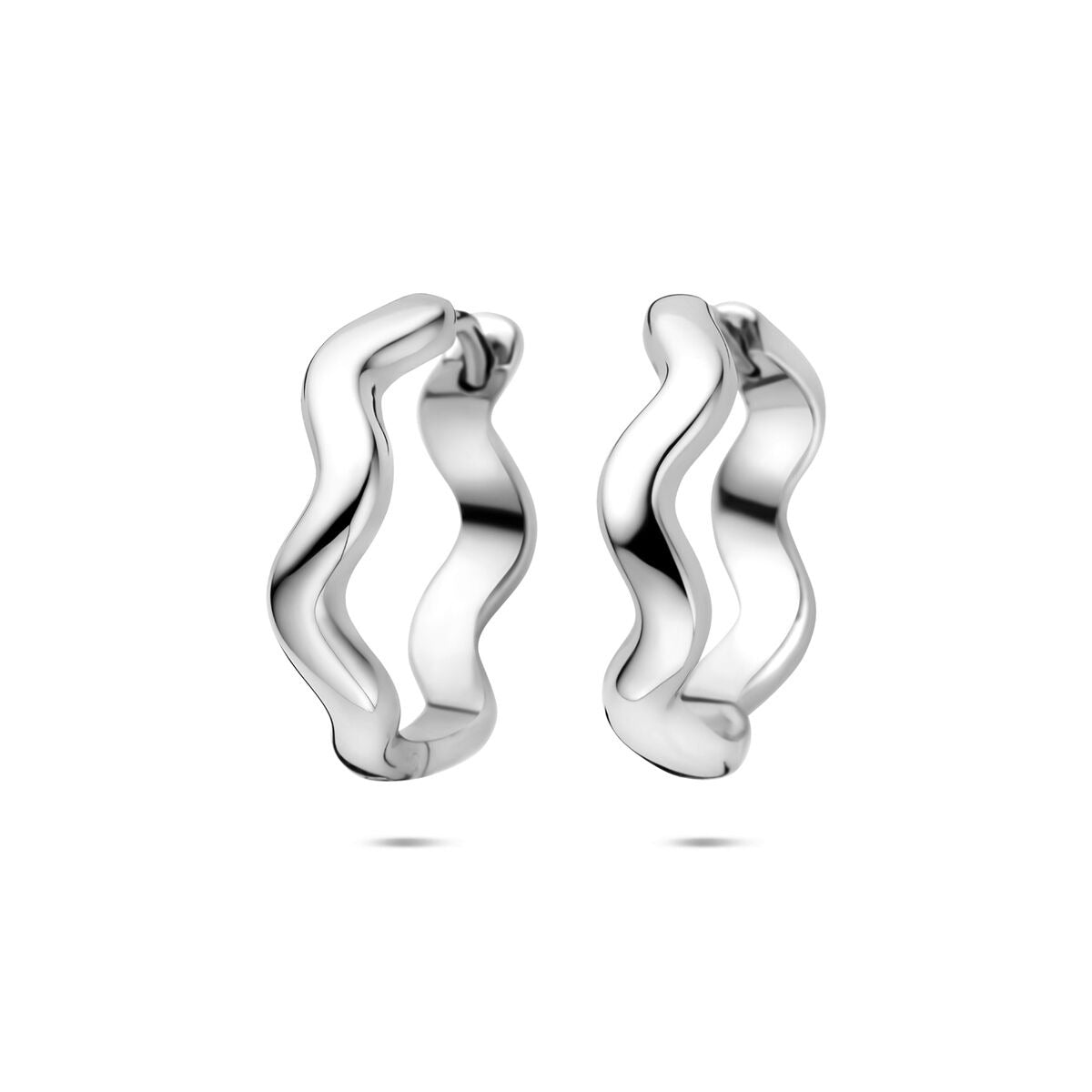 Pendientes de aro de plata rodiada de 20 mm con diseño ondulado y acabado brillante.
