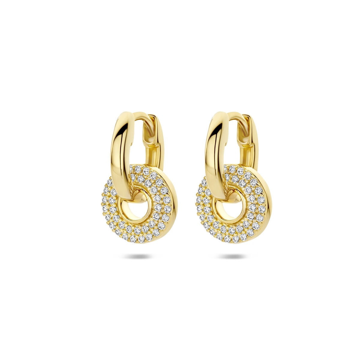 Aros de plata dorada con circonitas brillantes en forma de círculo.