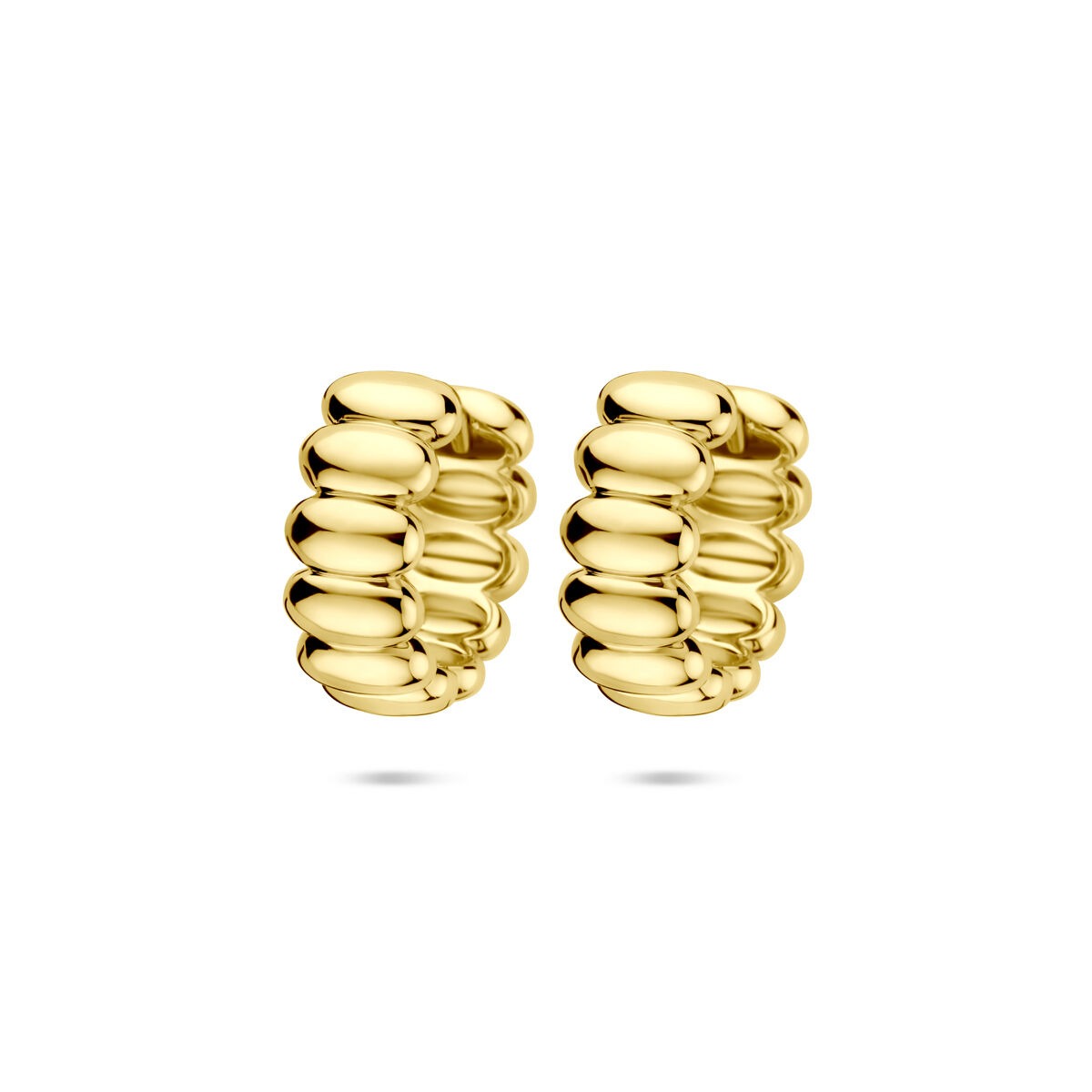 Pendientes de aro dorados con un diseño ondulado y pulido.