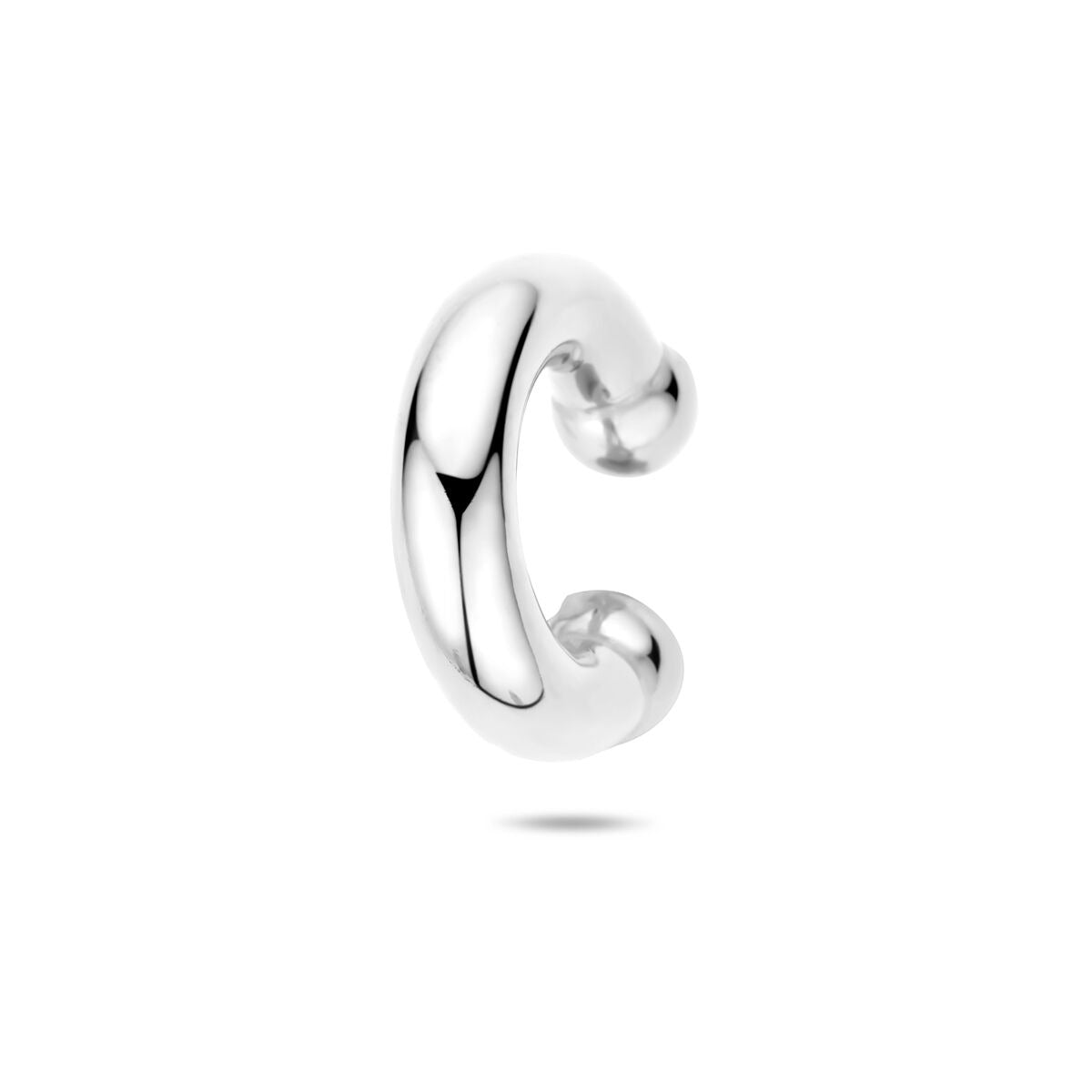Ear cuff de plata 925 rodiada, con un diseño liso y brillante, mide 20 x 5 mm.