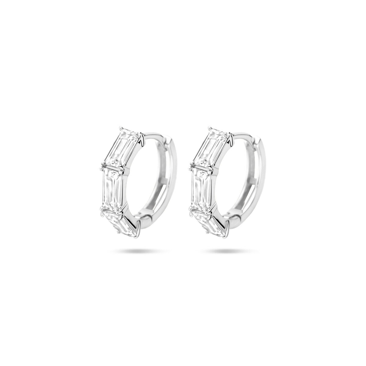 Pendientes de aro de plata con zircón baguette, acabado en rodio, diámetro de 15.5 mm.