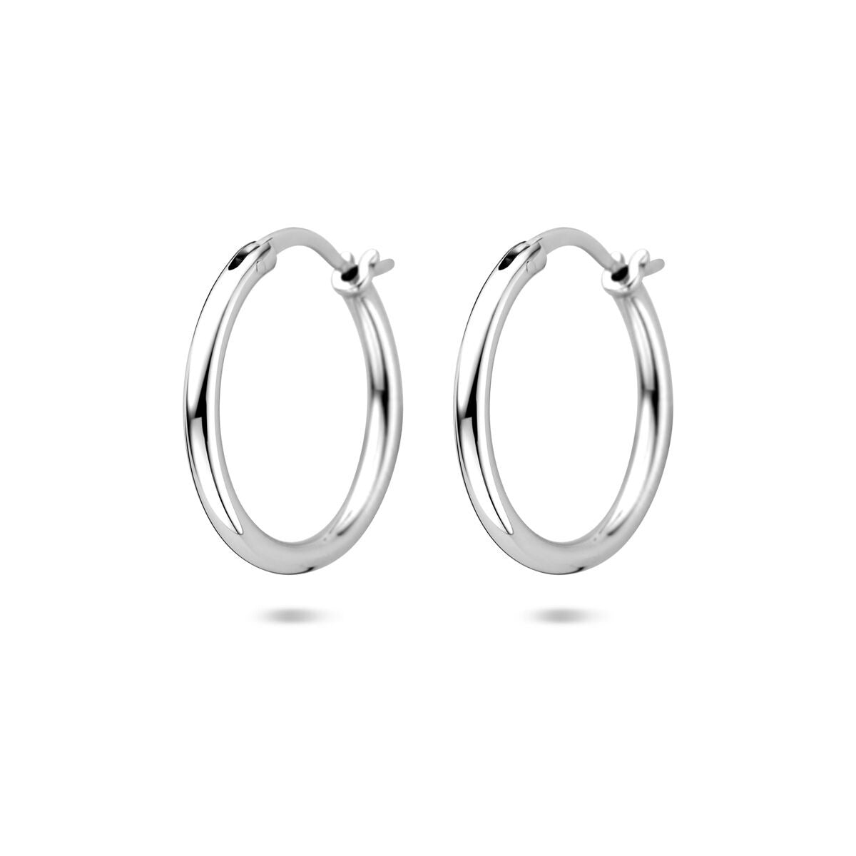Pendientes de aro de plata, acabado en rodio, con un diseño simple y brillante.
