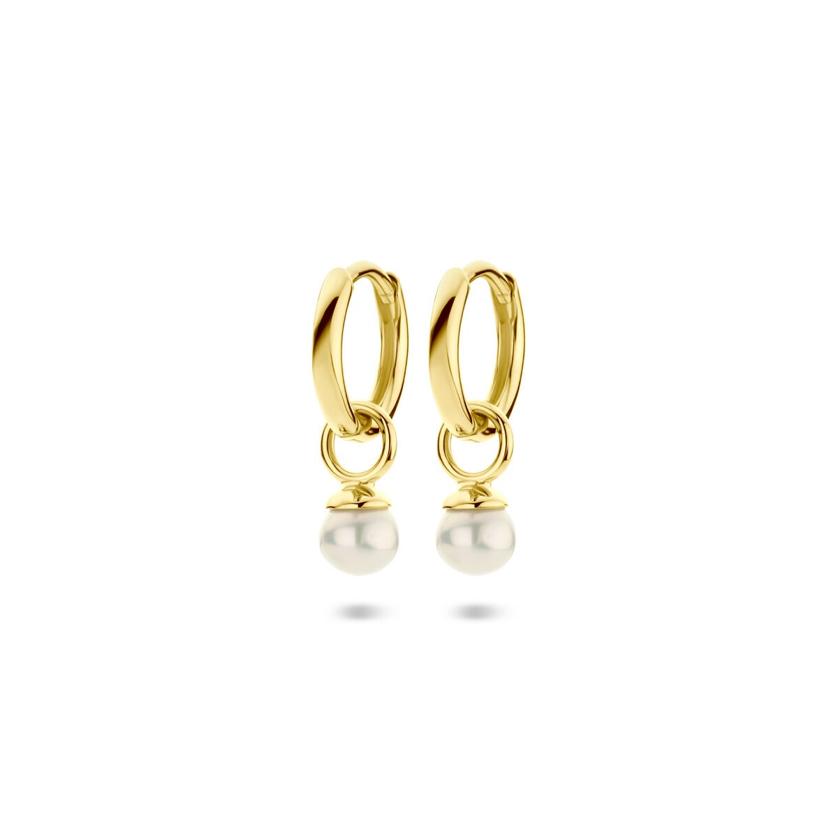 Pendientes de aro dorados con perlas.