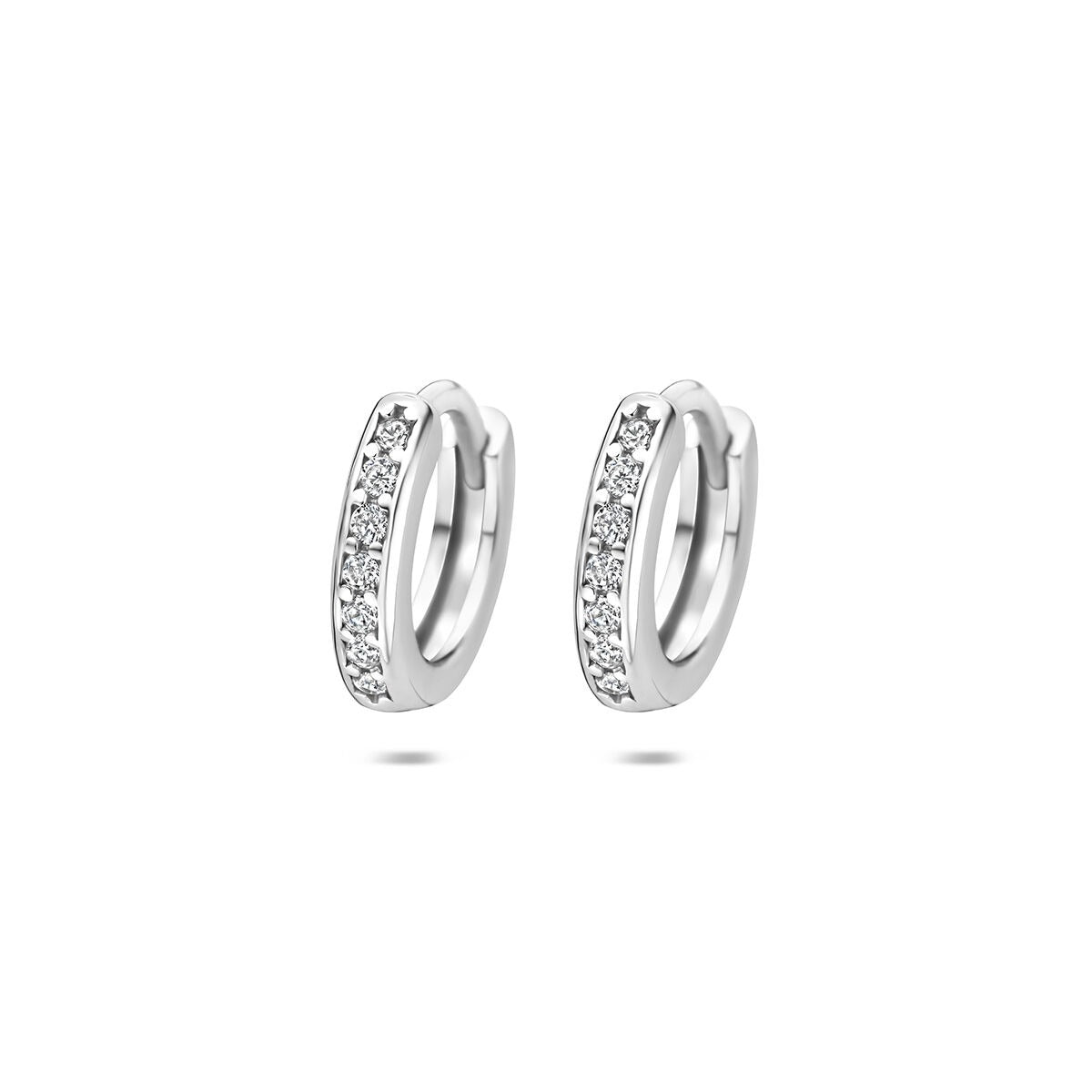 Pendientes de aro de plata 925 rodiada con circonitas brillantes en un lado.