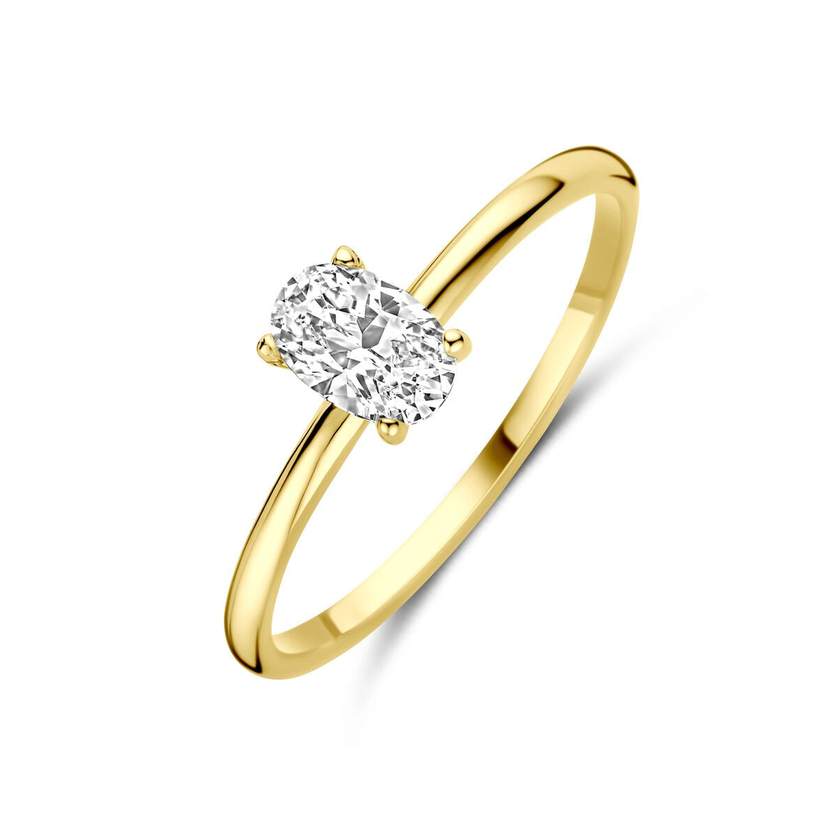 Anillo de oro amarillo de 14k con una zirconia ovalada en engaste solitario.